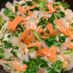 Vegane Pak Choi Pfanne mit Brokkoli und Möhren. Kokosmilch, Ingwer, Chili und Knoblauch