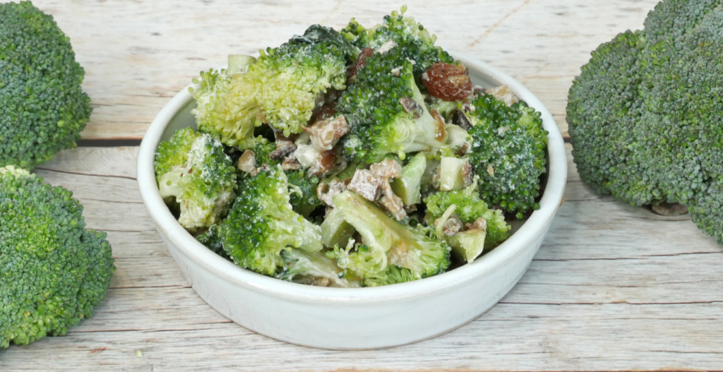 Knackiger Brokkolisalat mit Räuchertofu, Sonnenblumenkernen und Rosinen