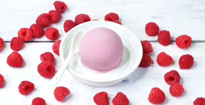 Veganes Himbeereis | cremig und "sahnig" durch Kokosmilch und Cashew Veganes Himbeereis | cremig und "sahnig" durch Kokosmilch und Cashew
